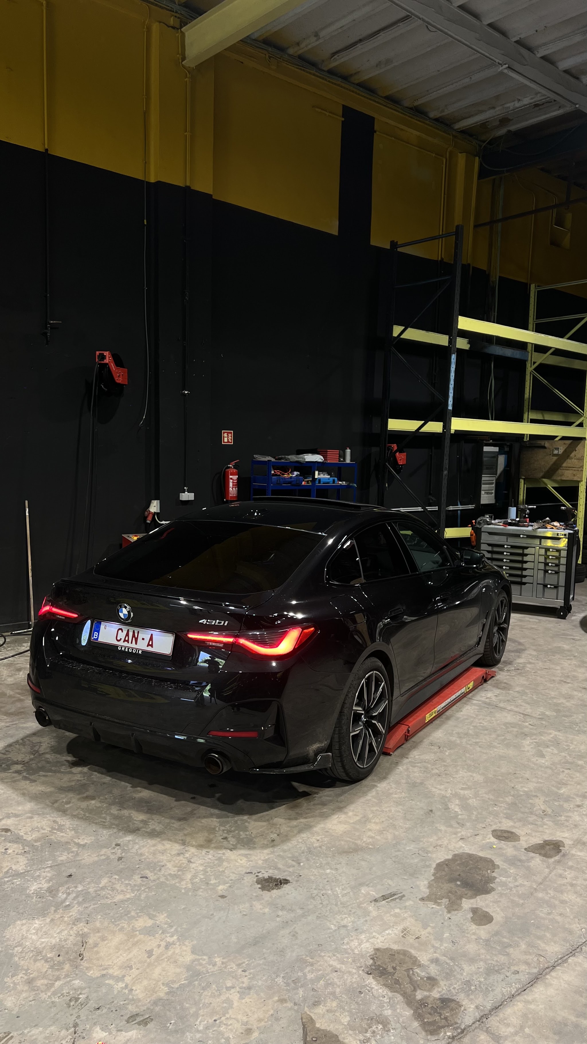 Wagen op de bandenrekken bij Dark Line Banden