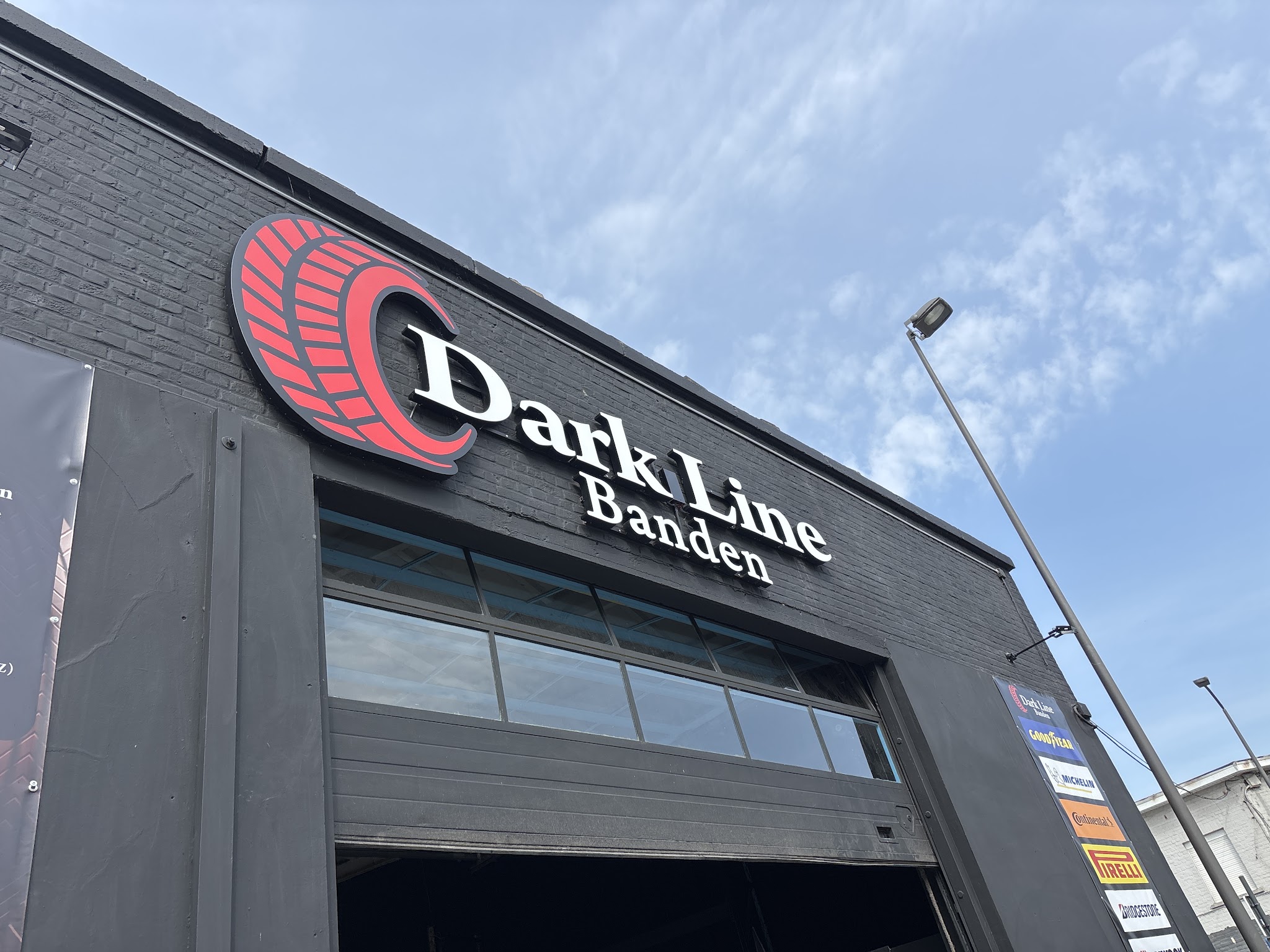 Verlichte gevelreclame Dark Line Banden in Tienen
