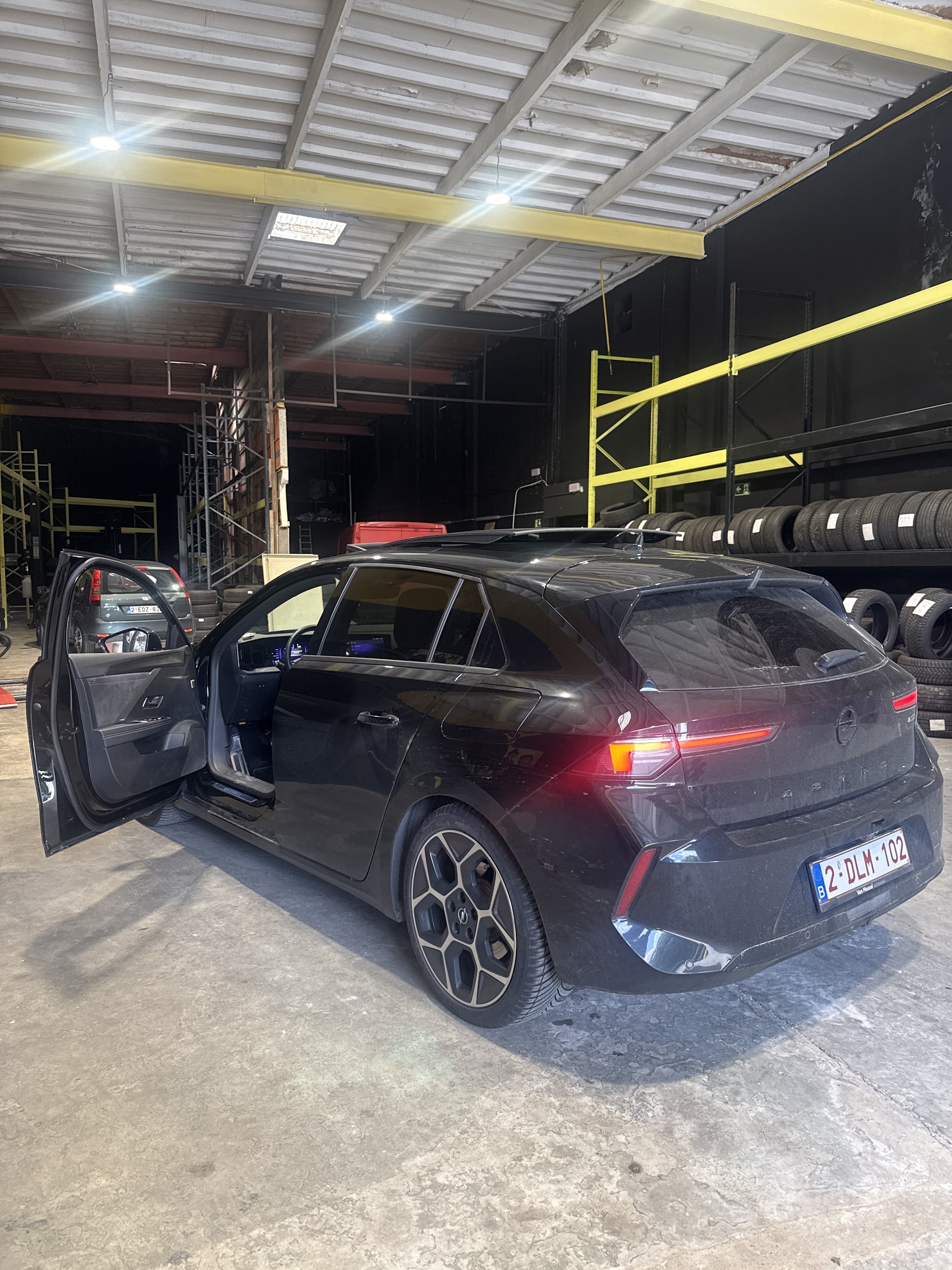 Klantenwagen in de werkplaats van Dark Line Banden
