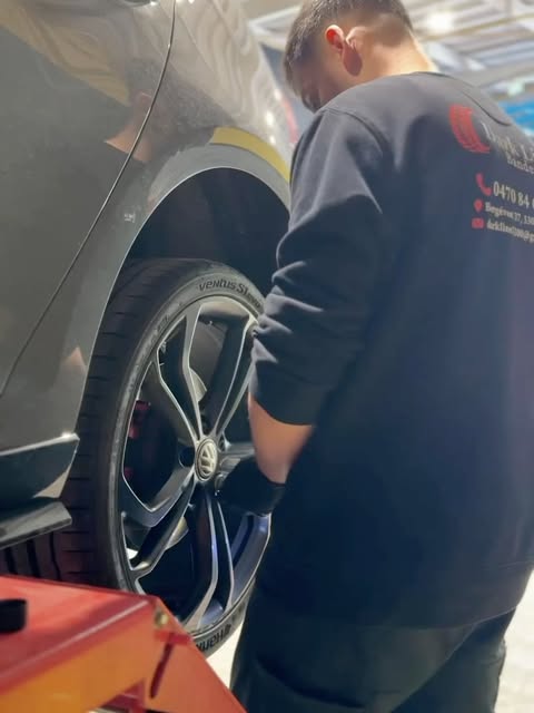 Technieker van Dark Line Banden aan het werk aan een wiel